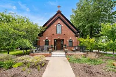 Image de Unique converted condo near Fayetteville Square with patio, park views, W/D