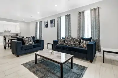 Image de Enjoy your stay at our brand new, modern, centrally-locate 3 bed, 2 bath home.