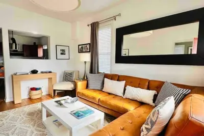 Image de Walk to Broncos' Stadium-3 Br Contemporary Home