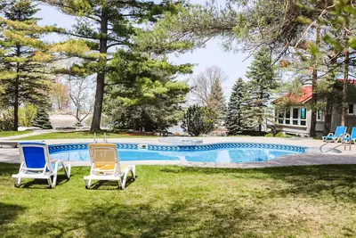 Image de Water-view 2-story cottage with grill, heated outdoor pool, 1 kayak, streaming