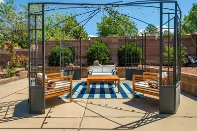 Image de Tranquil Haven : Home with Outdoor Oasis