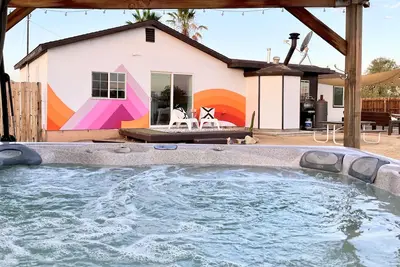 Image de Ultimate desert getaway with games, jacuzzi, and cozy comfort