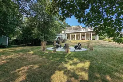 Image de Clean, light filled 4br house on Greenhill pond