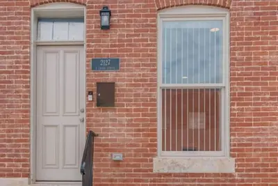 Image de 4 Blocks from Johns Hopkins with Parking