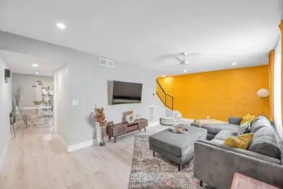 Image de Brand New! Vibrant Townhome- Old Town Scottsdale