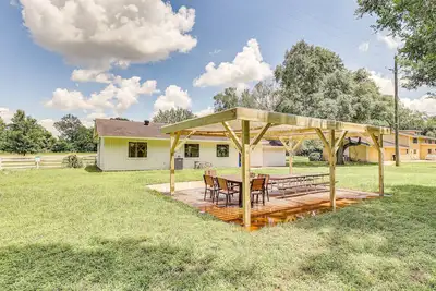 Image de Bright Wallis Cottage w\/ Pergola & Grill!