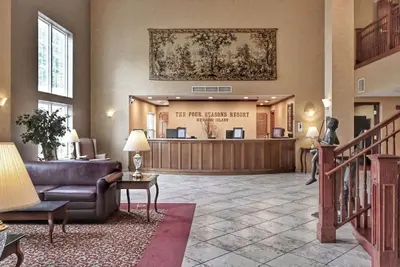 Image de Accessible | Couple's Getaway in Wisconsin Suite