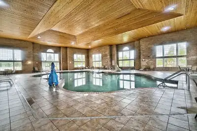 Image de Accessible Deluxe King Suite | On-Site Golf Course