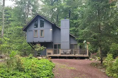 Image de Cozy Pocono retreat for all seasons! Family-sized, pets welcome.