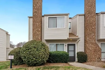Image de 5 minutes to the Ballantyne area townhome