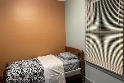 Image de 10 minutes to downtown Detroit. Beautiful family-sized 3 bedroom apartment, safe