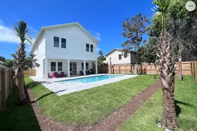 Image de Crystal Beach House for 24 with heated pool, grill, 2 blocks from the beach