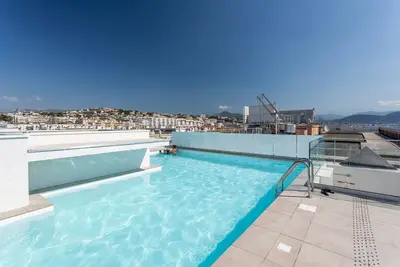 Image de T1 à 5 min du Centre Affaires | Tv | Wifi | Sauna