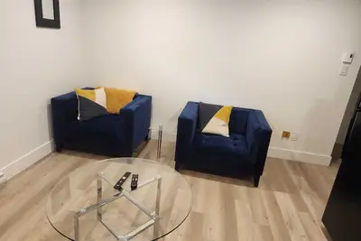 Image de Cozy Basement Apartment with Private Entrance and Office space-4 Mins to Airport