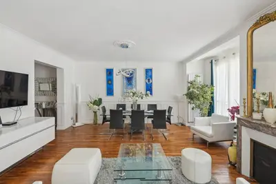 Élégance parisienne près des Champs-Élysées