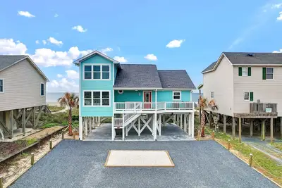Image de \"Carly's Cottage\" is a 4 Bedroom, 2 Bathroom Ocean Front Home!
