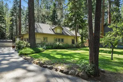 Image de Fairway Vacation Rental Cabin - Walk to Lake, On Golf Course