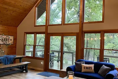 Image de Cozy Lake Sara Year-Round Cottage- Amazing beach and lake-side restaurants.
