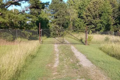 Image de Cozy private cabin on 10 acres with 300+ feet of water front. Pet friendly.