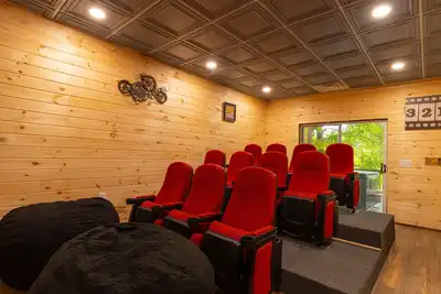 Image de Ultimate Entertainment Lakefront Cabin w\/ Theater & Game Room!