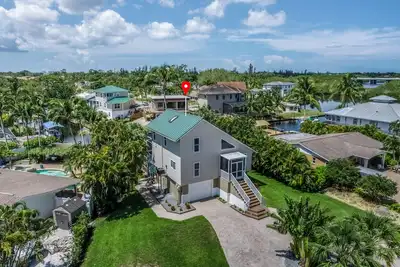 Image de Waterfront home with private pool, kayaks, hot tub, bicycles, & W/D