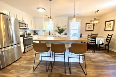 Image de KickbackCottageLKN - Cozy 3br, walk to marina and lake