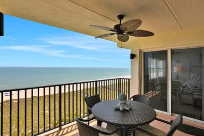 Image de Ocean-view condo with a scenic balcony & W/D - pool and beach access