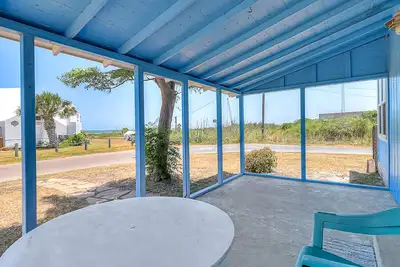 Image de Dog-friendly home by the bay with porch, deck & fenced yard