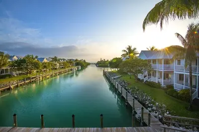 Image de Sunset by the Lagoon! 2 Amazing Villa w\/ Balcony, Full Kitchen, Free Parking