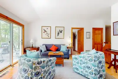 Image de Enchanting dog-friendly ocean view home with kitchen, grill, balcony, Tv, & deck
