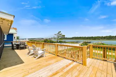 Image de Waterfront home with wrap-around deck, two blocks from ocean