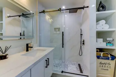 Image de Private Deluxe Suite! Prime Location: Ms, Redmond, Bellevue, lakes, shops, Costco
