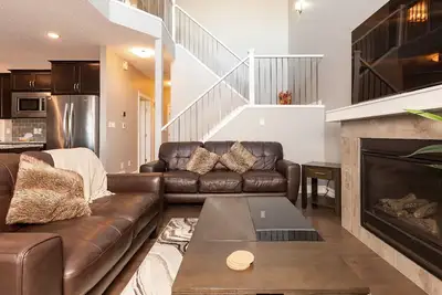 Image de Spacious and Modern Full house in Sw Edmonton, close 2 Airport nd Calgary trail