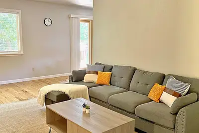 Image de Spacious, quiet, cozy retreat. Close to parks, trails and Los Altos downtown.