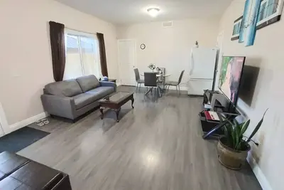 Image de Green Leaf 2 Bdrm 1 Bth Suite w\/Private Entry\n