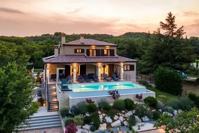 Image de villa avec piscine entourée de forêts à Labin