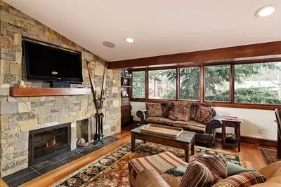 Image de Fasching Haus Unit 5 | Deluxe Condo with Great Natural Light & Amazing Location