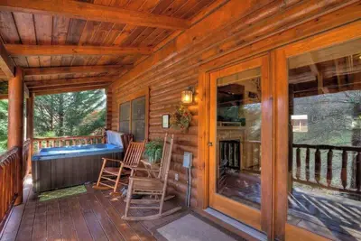 Image de Snuggle Up by Beyond Expectations: Cabin w/ Hot Tub, Fireplace & Great Location