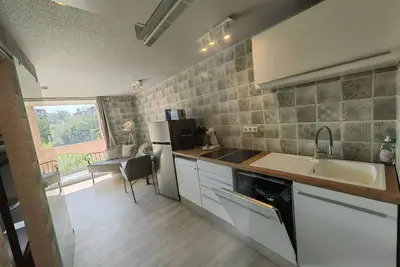 Image de Studio rénové, terrasse, piscine, proche plage et loisirs, parking, Wi-Fi, équipements bébé inclus