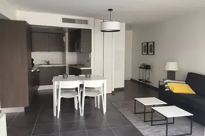Image de Appartement centre Cavalaire plage et port trois minutes Ă pied.