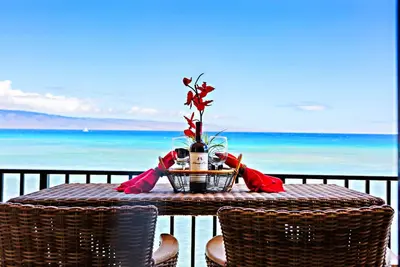 Image de Serene oceanfront condo with stunning island views