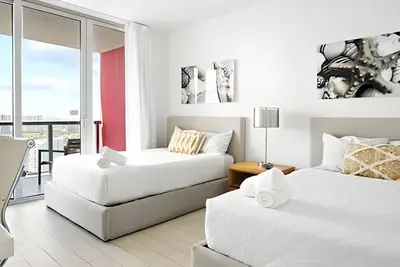 Image de Top Floor Luxury Beach Condo - Waterfront Views