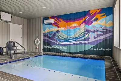 Image de Luxe Cabin|Indoor Pool~Game & Theater Rooms!