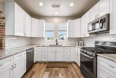 Image de The Ella: Charming 1-level private home, community amenities.