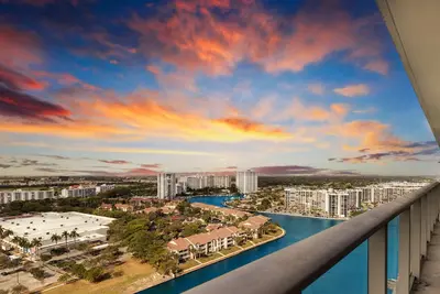 Image de Luxury 1 Br| Front Intracoastal | Balcony |Pools