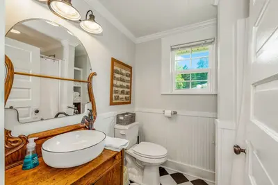 Image de The Yellowflower Historical Home in a Great Location!