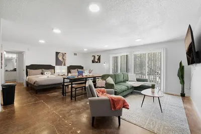 Image de Soco Fun House |Sleeps 10 |Free Pkg |Downtown