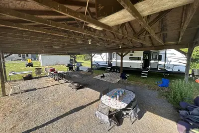 Image de Escape the ordinary and dive into the extraordinary! Travel trailer on 3 acres