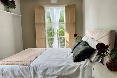 Sunny 2 King Bed Flat Steps From Portobello Rd