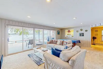 Image de Lakeside retreat with a dock, firepit, grill, board games, jetted tub, and W\/D